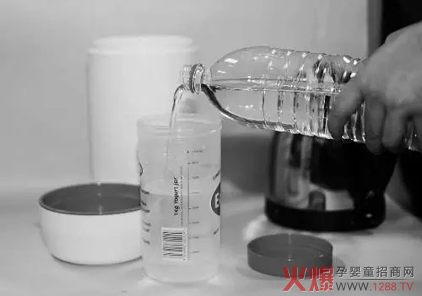 冲奶粉误区之用矿泉水.jpg